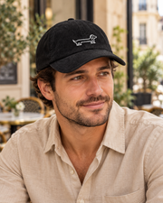 Schwarz · Lifestyle mit Model · KI-generierte Produktvisualisierung